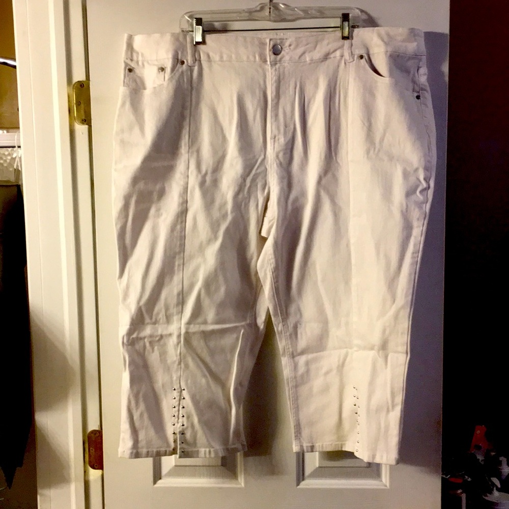 Avenue denim white capri size 26A new with tags split leg with rivets